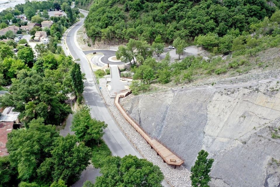 Photo 1 Vue Aérienne. Source, La Réserve Naturelle Nationale Géologique des Alpes de Haute-Provence est Heureuse d'Informer ; Le Site de la Dalle aux Ammonites, Entièrement Réaménagé, est Ouvert, depuis Juin 2020.