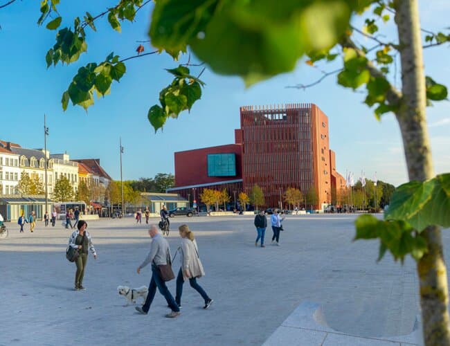 Het Concertgebouw is ontworpen door Paul Robbrecht en Hilde Daem, twee Gentse architecten, met veel aandacht voor de akoestiek. De terracotta façade van het gebouw legt de link tussen de moderne architectuur en het historisch centrum van Brugge. 


© Jan Dhont