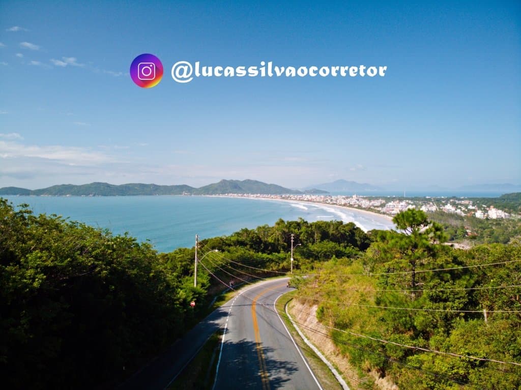 Os mirantes da praia de Mariscal surpreende a todos que chegam a praia, pois quem vem de Bombinhas não faz ideia da linda paisagem que ira ver... Aqui é possível ver a vista do bairro de Mariscal, ver a praia de fora com ondas e até mesmo ver a baía de Canto Grande o mar sem ondas. Se você quiser conhecer mais detalhes dessa praia linda pesquise no YouTube por "Mirante Praia De Mariscal - Bombinhas - SC - Brasi" Você encontra um vídeo bem completo com todas as informações da praia. 