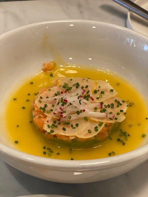 Salmon tartare in mango sauce with radish