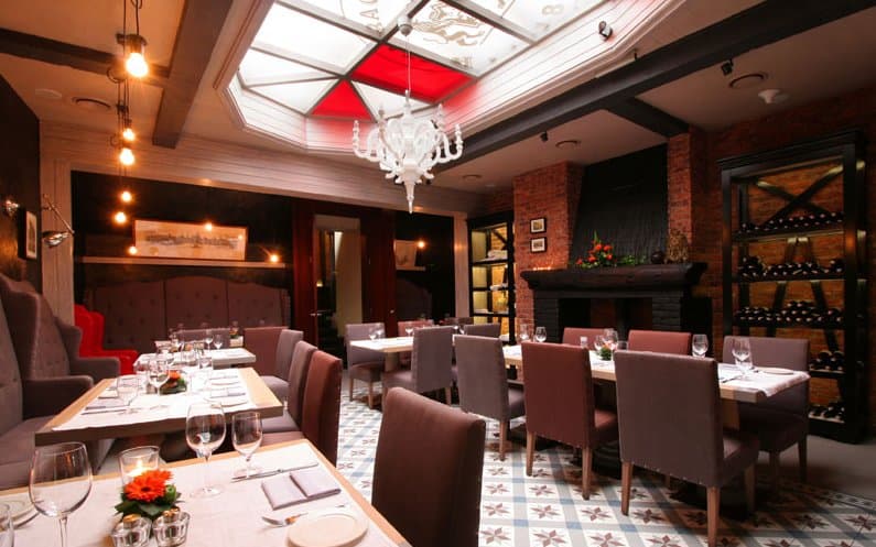 Kiedy przyjdzie nam ochota by zatrzymać się w biegu, czy to w ramach zwiedzania Gdańska, czy to podczas jego przemierzania z innych powodów, warto wybrać miejsce, które oprócz doznań kulinarnych zapewni nam wspaniały widok, a jeśli jeszcze będziemy mieli świadomość tego wszystkiego, co miejsce to przeżyło, dopiero w pełni poczujemy, że jesteśmy w mieście o tysiącletniej historii. Jednym z takich miejsc jest Restauracja Kubicki położona nad samym brzegiem Motławy, w miejscu, gdzie powoli zmierza 