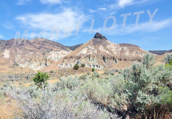 Curieuse pointe noire qui culmine au commet de ce pic