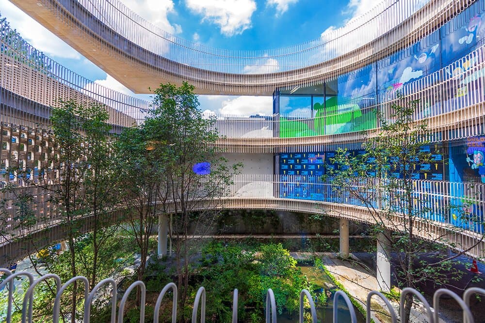 3층 실내에서 원형 구조를 바라 본 모습. 시간이 더 흘러 1층 정원의 나무들이 4층 옥상 위를 뚫고 솟아 오르면 또 다른 멋진 장면을 연출 할 것 같다.