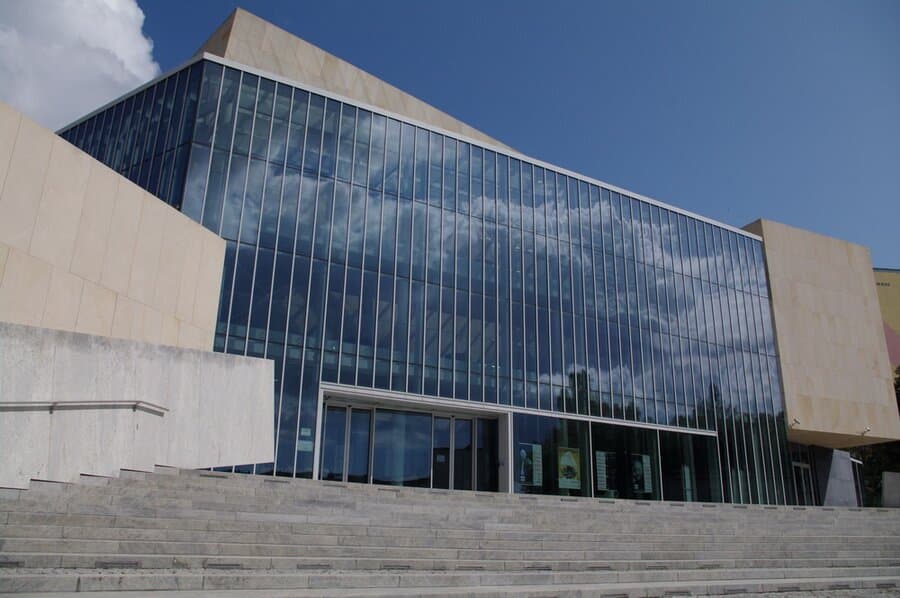 Nowoczesny gmach Filharmonii jest ważnym punktem na mapie miasta.