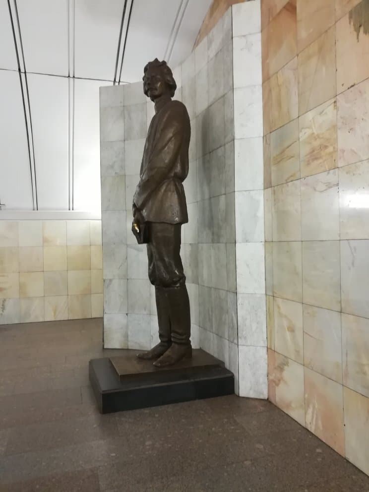 Памятник Максиму Горькому - "Горький - буревестник революции", в переходе со станции метро "Тверская" на "Чеховскую".
