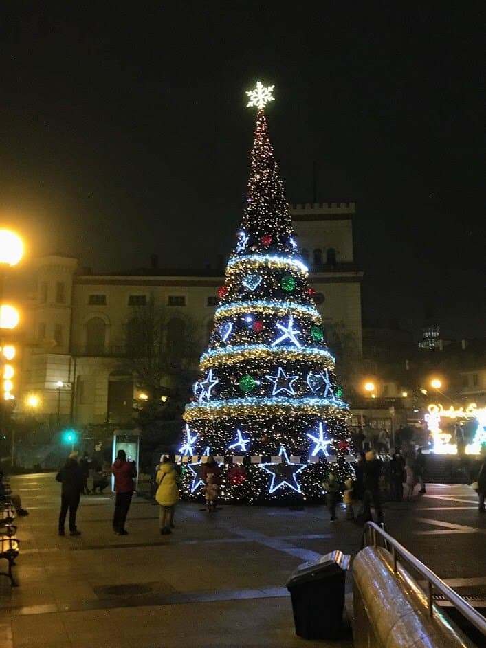 Christmas tree and the castle in a background. Choinka 2020 z zamkiem w tle.