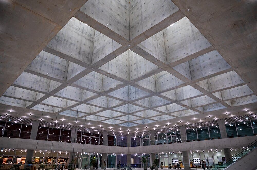 외부인에게 개방되어 있는 2층에서 남・동쪽을 바라본 모습으로 18m 높이의 천장 구조가 마치 변형된 벌집처럼 보인다.