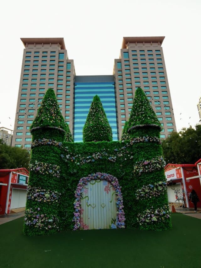 Banqiao (板橋) Station is the largest and the most important transportation hub in New Taipei City with many restaurants and shops inside.