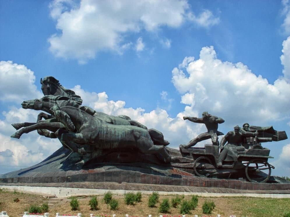 Впечатляющий монумент