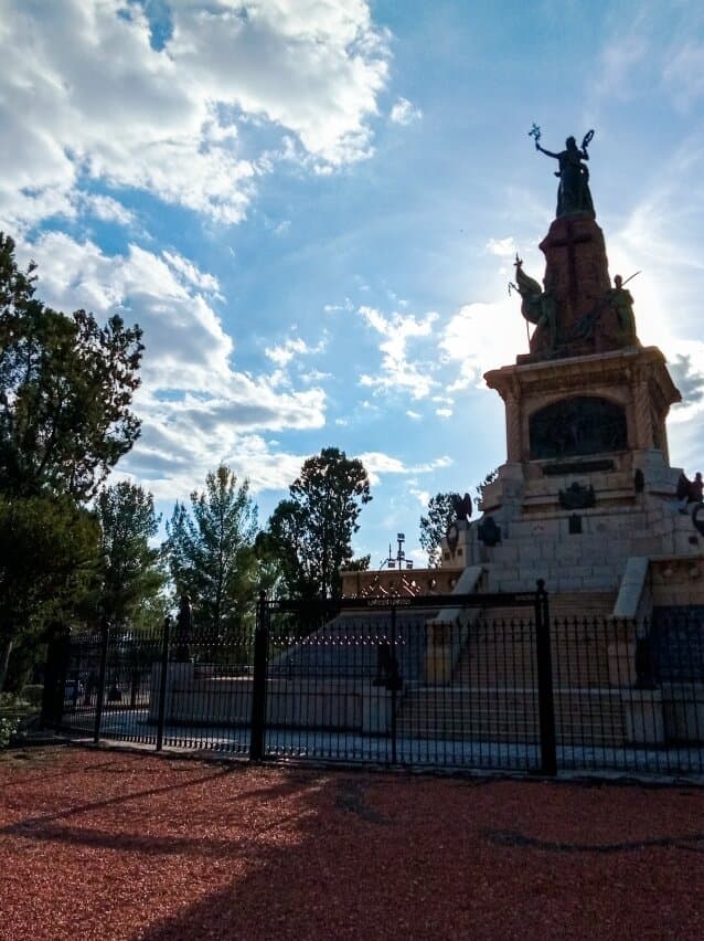 Postal del monumento 20 de febrero.