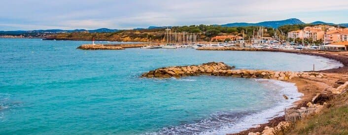 Les criques et le port de plaisance.