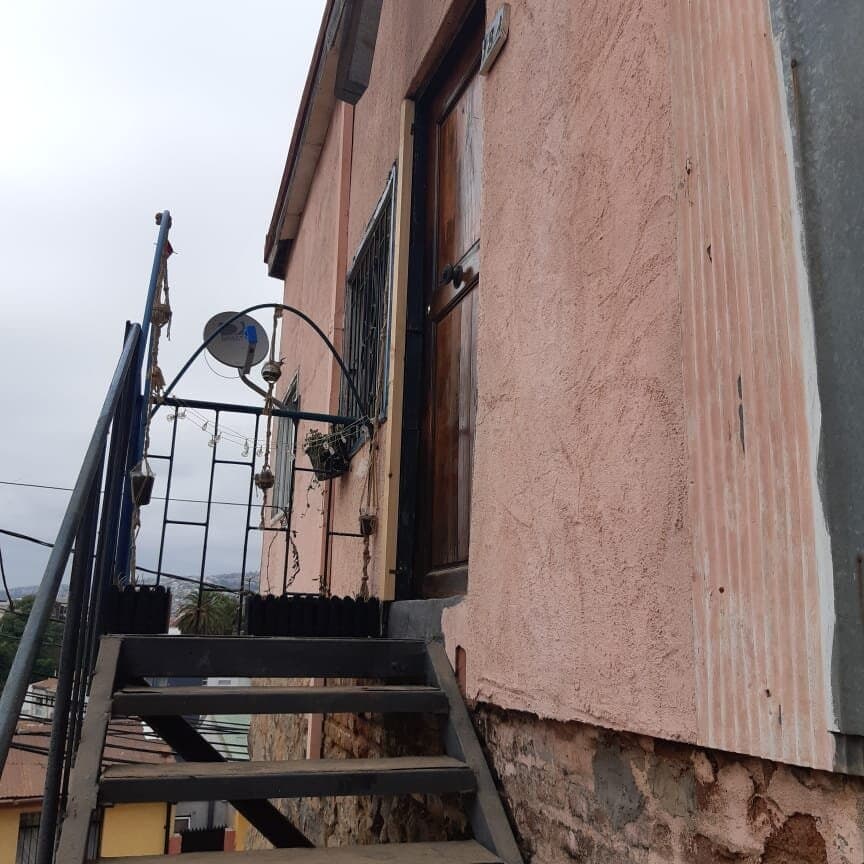 Se accede por subida Castillo desde Plaza Echaurren en taxi, Uber o colectivo, locomoción a la puerta