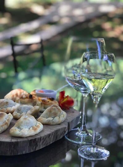 Espumante com empanadas feitas a mao. Imperdivel combinacao.