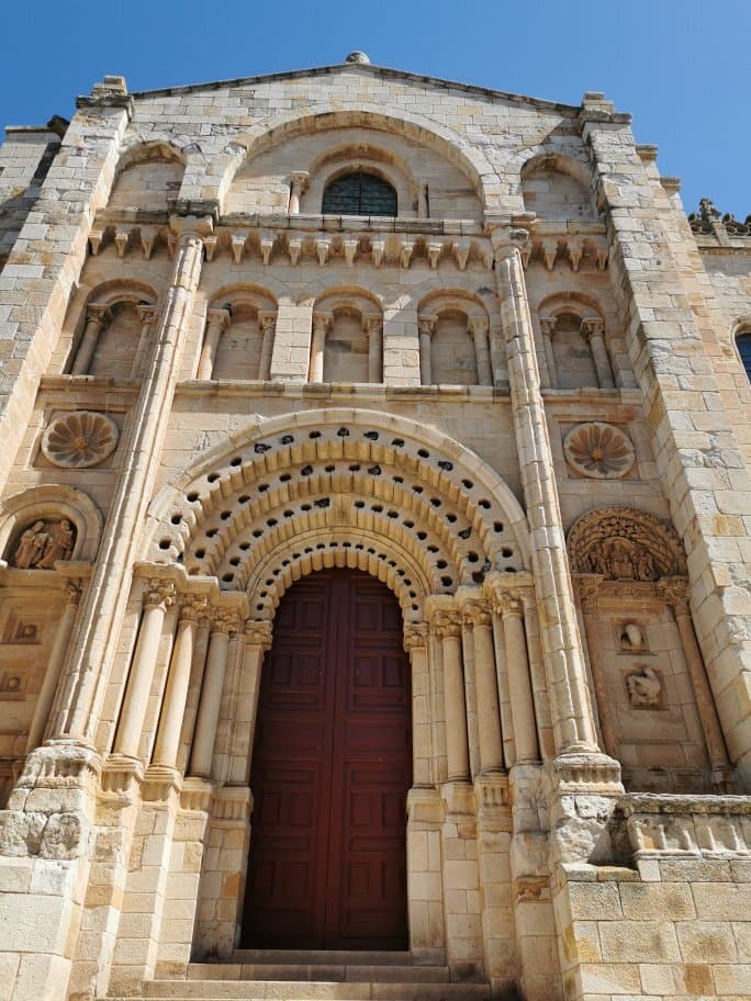 Puerta del obispo de la catedral.