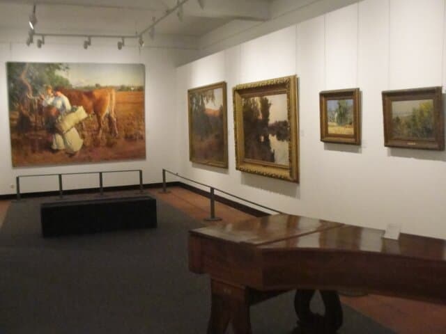 Interior, com um "antepassado" do piano em primeiro plano.