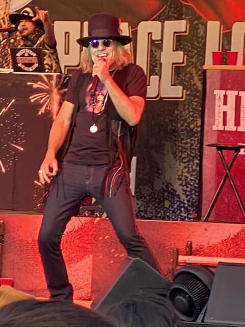 Big Kenny of Big and Rich belted it out in Outlaw Square!