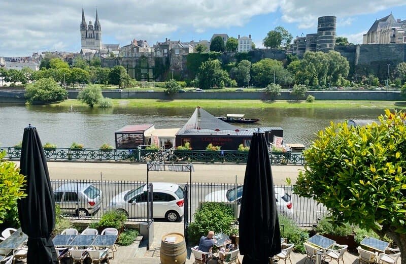 Terrasse avant, côté Maine, vue sur la Cathédrale et le Château d'Angers