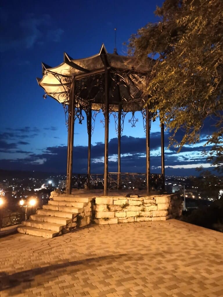 И только ночью здесь нет тусы-джусы...