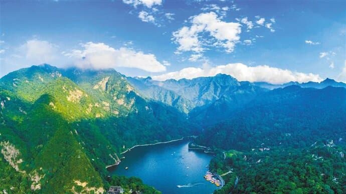 Under the blue sky and white clouds, the Cuihua Mountain Tianchi Scenic Spot in Xi 'an looks like a beautiful landscape painting scroll.