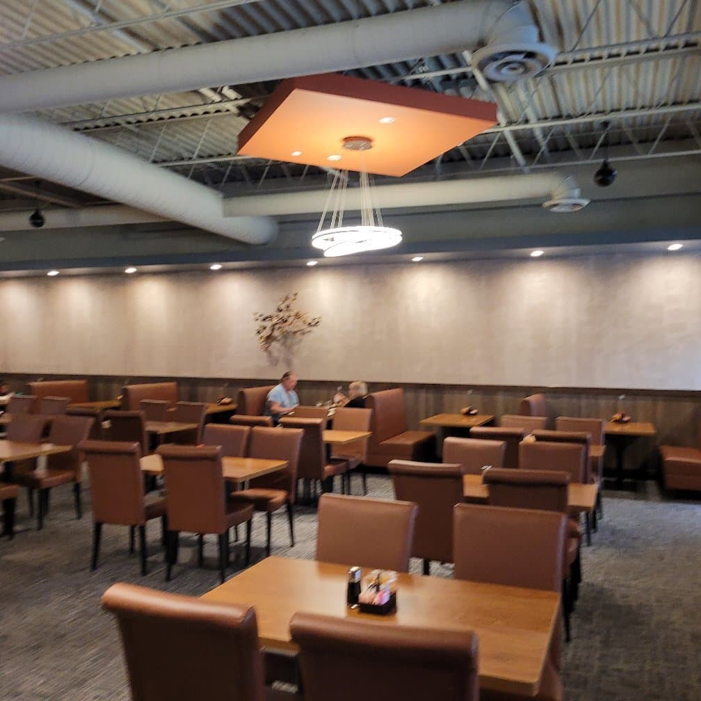 New Rose Garden location is spacious  and lovely.  Huge bar area and dining room.