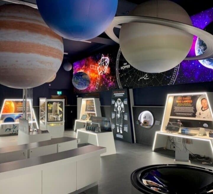 Dark space planetarium