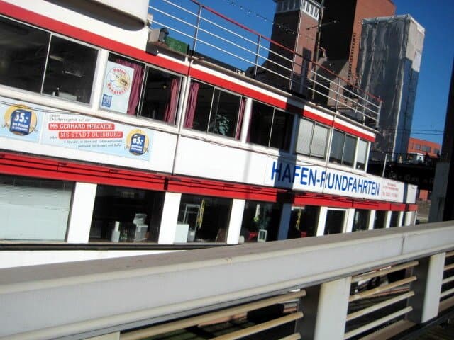 Teilansicht von der Schiffshaltestelle für die Hafenrundfahrten, am Duisburger Steiger-Schwanen-Tor...