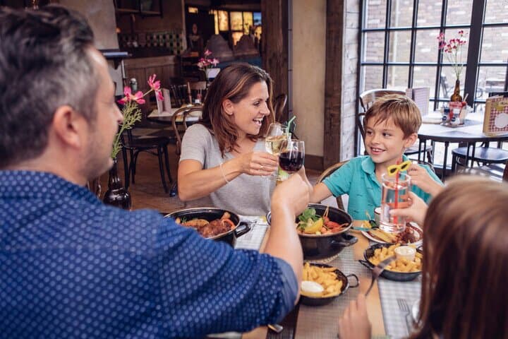 Gezellig dineren met de gehele familie in het Eethuys