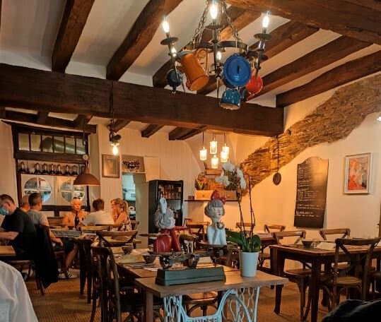 INTERIEURE DE LA CREPERIE, DECORE AVEC GOUT, STYLE, E SIMPLE  ..IL Y A AUSSI DE BELLES PLACES SUR LA TERASSE, MIEUX RESERVER BEAUCOUP DE TEMPS AVANT SI ON VEUT Y SEJOURNER