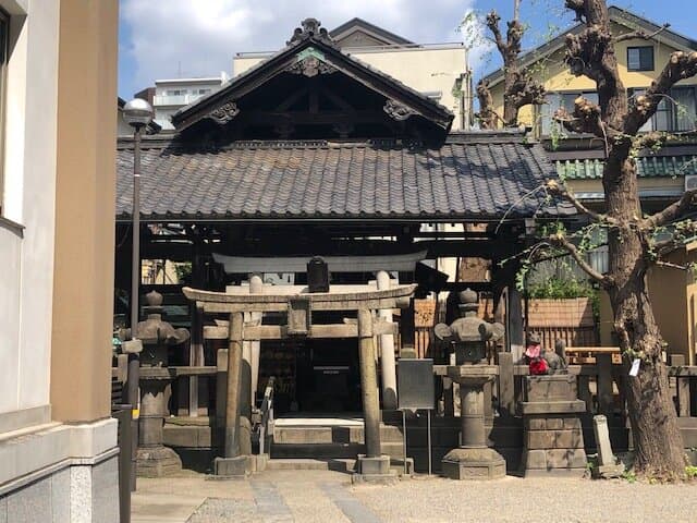 《被官稲荷社》「社殿」：正面から撮影