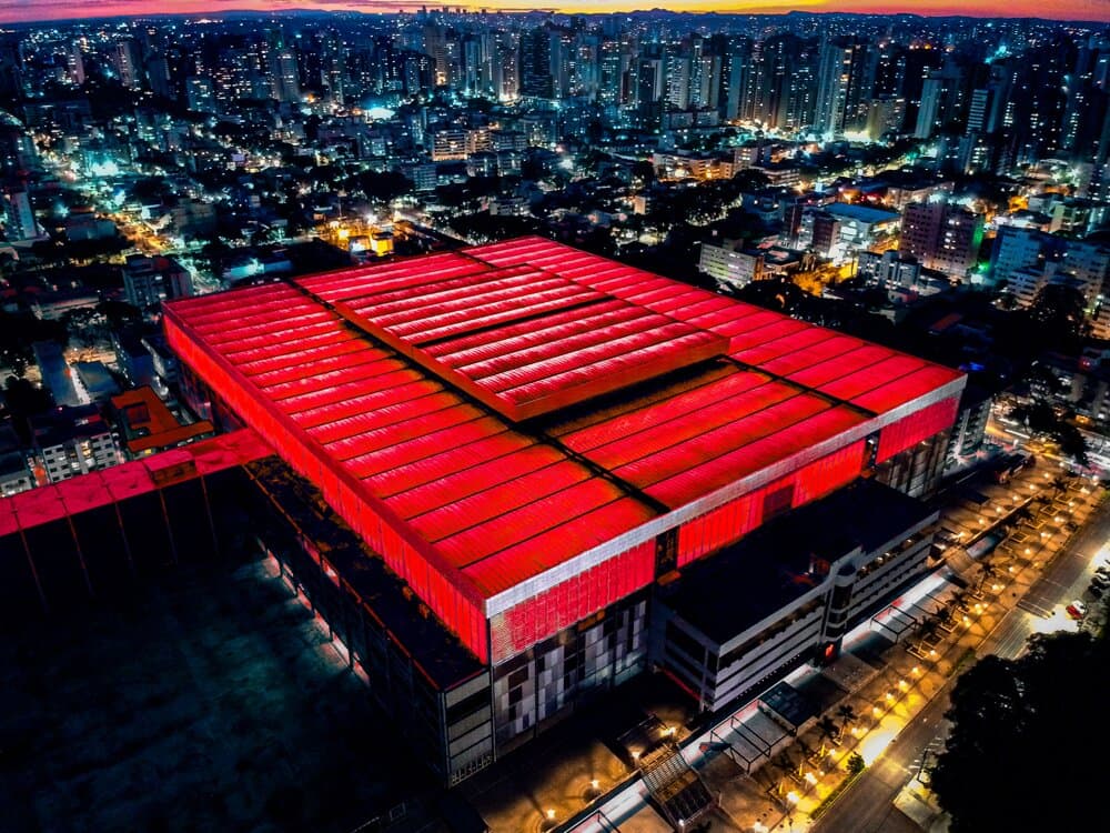 Iluminação noturna da Arena.