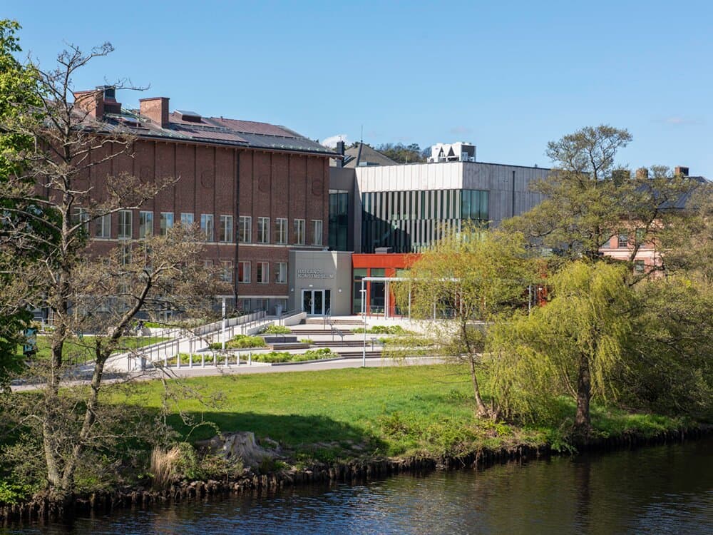 Hallands Konstmuseum ligger vackert beläget intill Nissan i centrala Halmstad.
