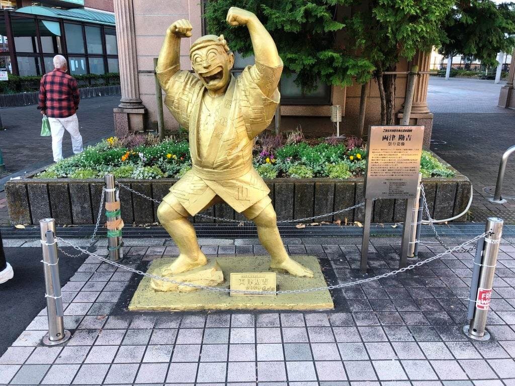 《亀有駅：亀有駅南口》「こちら葛飾区亀有公園前派出所」：両津勘吉祭姿像