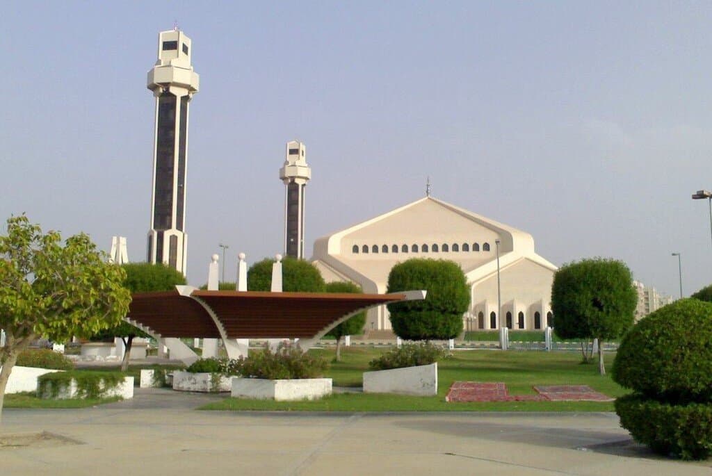 The mosque is situated in a big park facing the Khobar corniche. 
