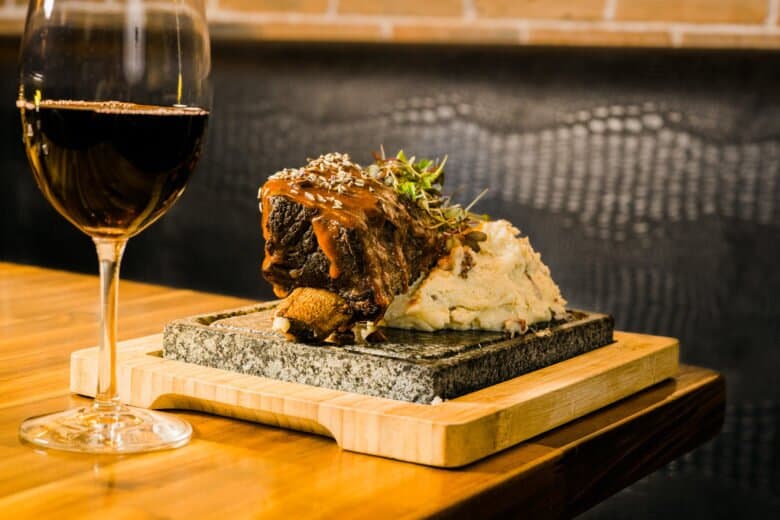 SHORTY & MASH spicy barbecue sauce, honey drizzle, microgreens