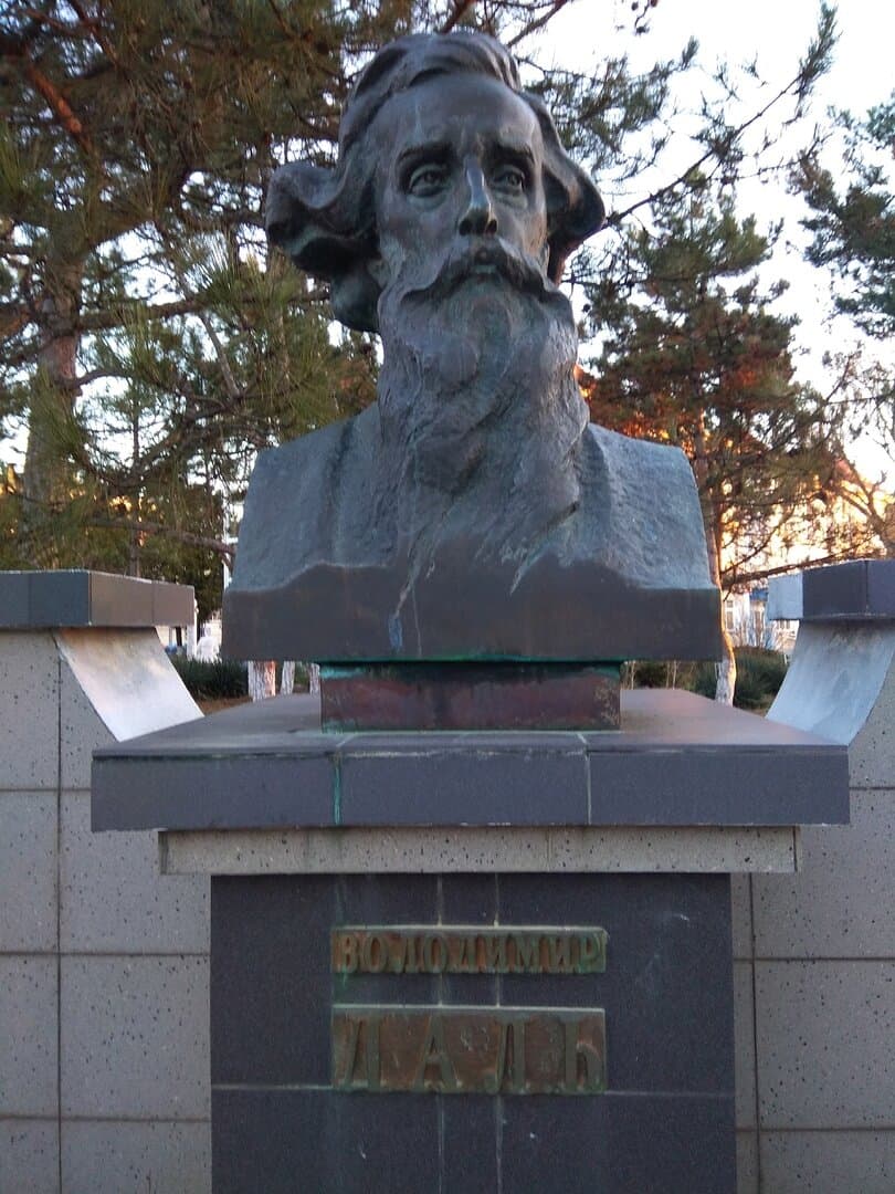 Бюст Владимира Ивановича Даля в Евпатории, на углу улице Шевченко и Кирова.  