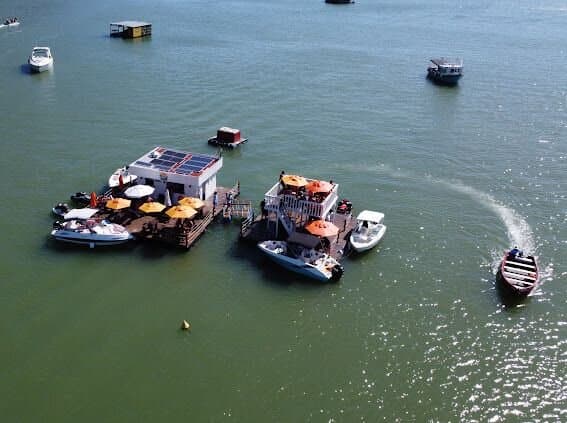 Disponibilizamos uma estrutura com dois flutuante, sendo um com dois andares, proporciona um ótimo visual para o pôr do sol!