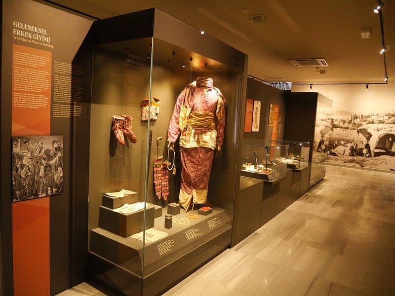 Mize güzel, tarihi ve otantik, eskiden odmanlı ordusu tarafından kullanılmış, içinde sinevizyon, küştürel eşyalar, silahlar ve balmumu heykeller var, merkezi hir yerde, izmit te inönü caddesi üzerinde ve saray ı hümayuna da yürüme mesafesinde