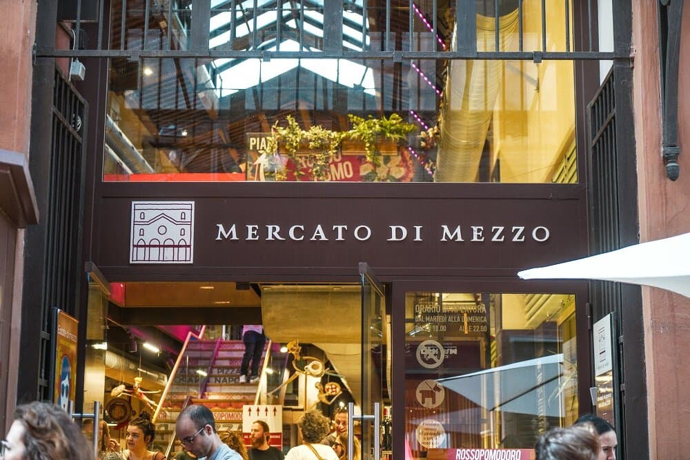 Mercato Di Mezzo nel cuore di Bologna è il luogo ideale per gustare i sapori unici della tradizione. Dal dolce al salato, dalla mattina alla sera tutto quello che desideri è qui.