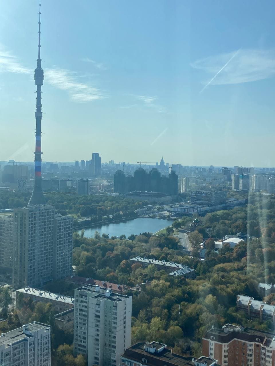 Вид на Останкинскую телебашню и телецентр 