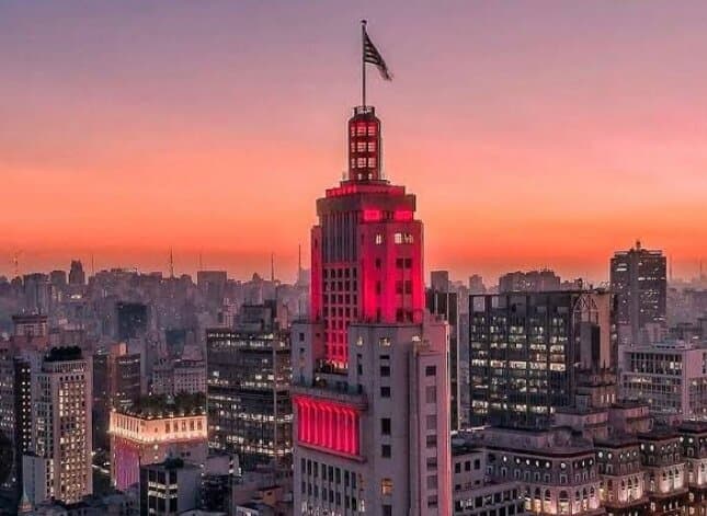 O edifício Altino Arantes ou antigo Banespa, já foi um dos maiores edifícios de concreto armado do mundo, inspirado no edifício Empire State da cidade de Nova York, inaugurado em 1947, foi sede do banco do Estado de São Paulo, no final dos anos 1990 foi adquirido pelo grupo espanhol Santander, sendo rebatizado como Farol Santander. O edifício abriga um museu bancário, exposições itinerárias, possui um restaurante no terraço e um bar no subsolo. Sua vista e iluminação noturna dá todo um charme.