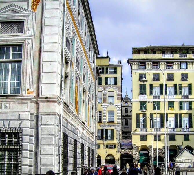 Portici di Sottoripa a Genova, particolare presso piazza Raibetta (mia foto settembre 2008)