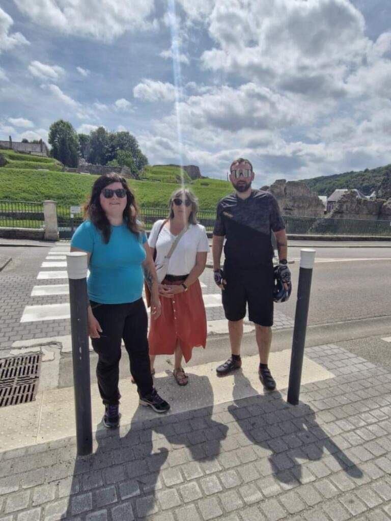 Avis visiteurs : Super visite de Lillebonne en compagnie de Valérie qui nous a fait découvrir l'histoire et les richesses de la ville. Nous avons particulièrement apprécié son investissement en tant que bénévole lors des fouilles archéologiques et son partage d'expériences. Une greeter qui nous a donné l'envie de venir découvrir les Juliobonales ainsi que les concerts organisés dans le théâtre romain. Encore merci ! Pascal & Florie