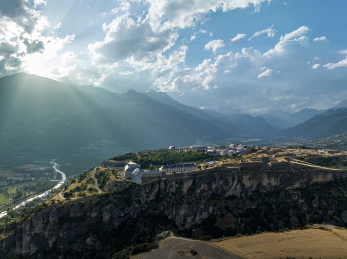 Vue aérienne de Mont-Dauphin en été © We are content(s) / CMN