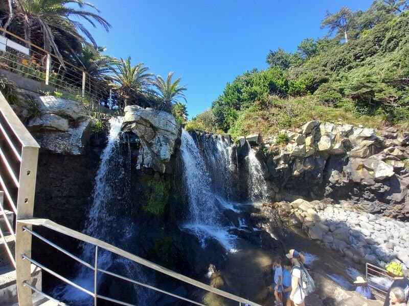 Stepped walkway down to the falls. 