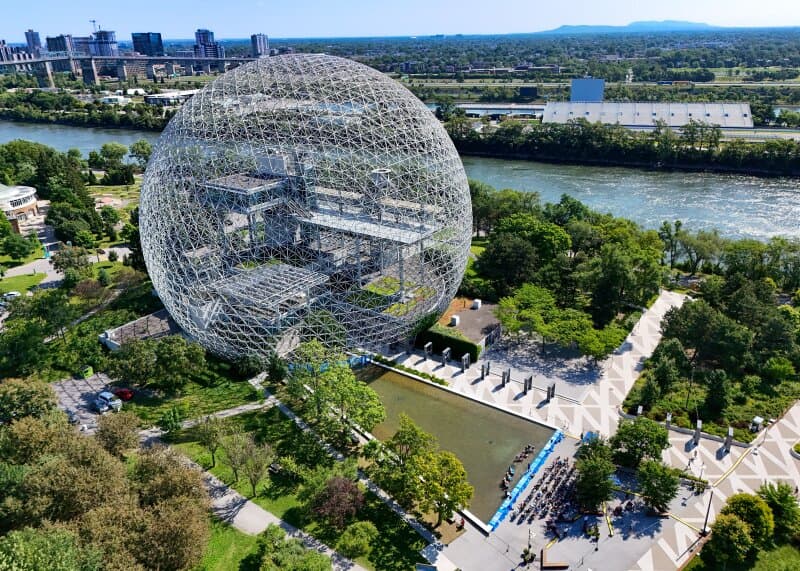 La Biosphère est érigée au cœur du site enchanteur du parc Jean-Drapeau, véritable oasis de nature.
