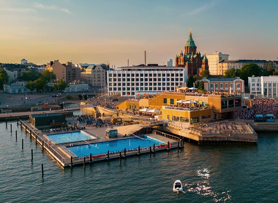 Allas Pool is a lively meeting place that combines urban culture, relaxing by the water and live music.  We are located right next to the Market Square, surrounded by the sea, offering a place where you can forget the hustle and bustle of everyday life. Whether it’s a refreshing morning swim, a relaxing sauna session, a memorable concert or a dinner in a seaside atmosphere, every moment is a chance to take a breath and enjoy life.