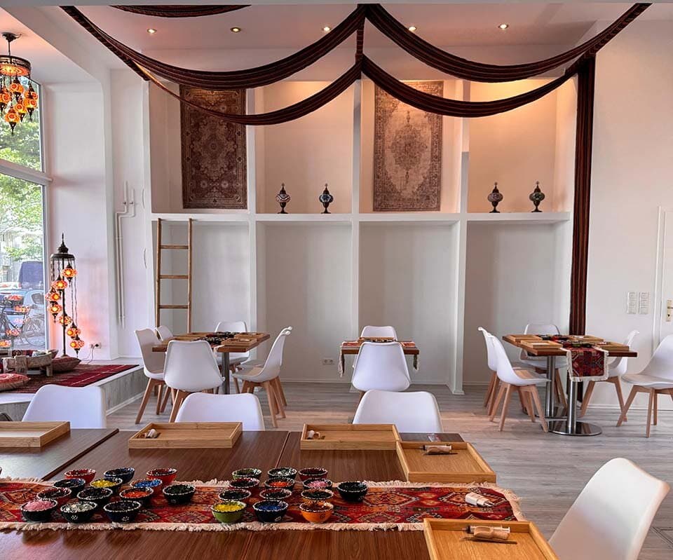 Unser lichtdurchfluteter Workshopbereich im Orient Art Studio – gestaltet für entspannte kreative Stunden. Hier entstehen handgemachte Mosaiklampen in einer einzigartigen orientalischen Atmosphäre.