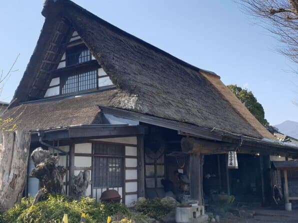 趣深い古民家の囲炉裏端を囲んで食す 本格炉端焼き Gather ‘round a fireplace while you eat authentic Japanese robata-yaki in a traditional Japanese home 在古民居的地炉边享用日本传统的炉端烧
