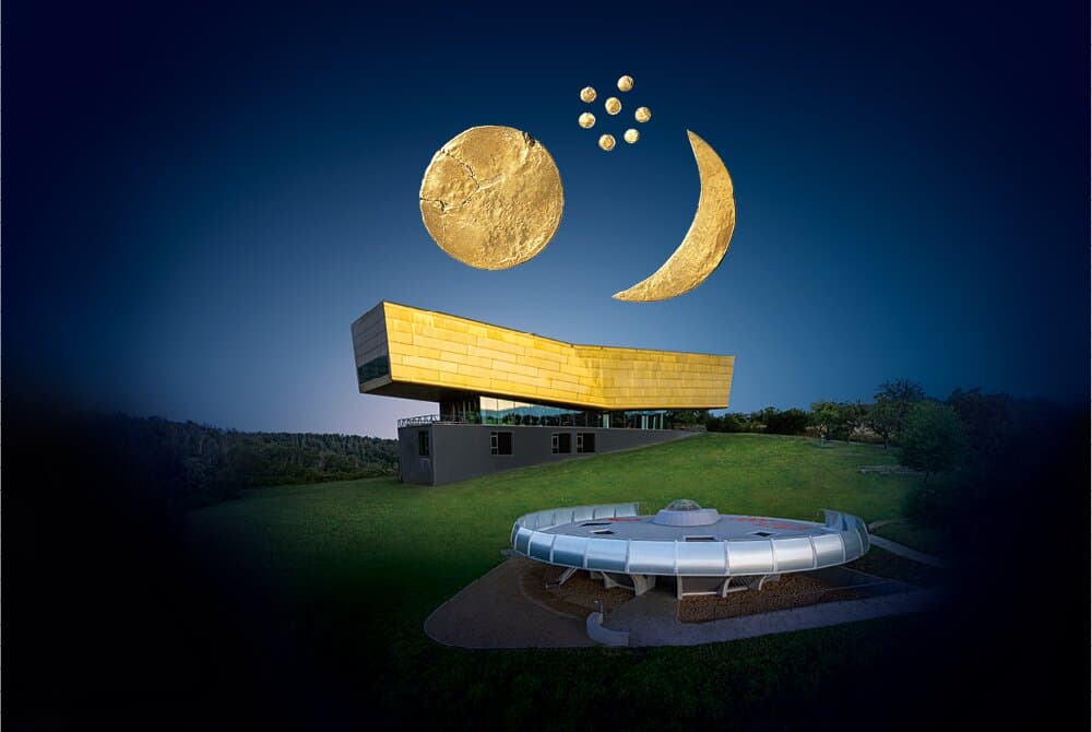 
Arche Nebra – die Himmelsscheibe erleben: Entdecken Sie die Dauerausstellung zur Kriminalgeschichte um die Auffindung der Himmelsscheibe und ihre archäologische Bedeutung, die Planetariumsshow über den astronomischen Code der Himmelsscheibe, das neue UFO »Outer Space« als barrierefreien Lern- und Erlebnisort  und besuchen Sie den originalen Fundort auf dem Mittelberg mit Aussichtsturm und Himmelsauge.