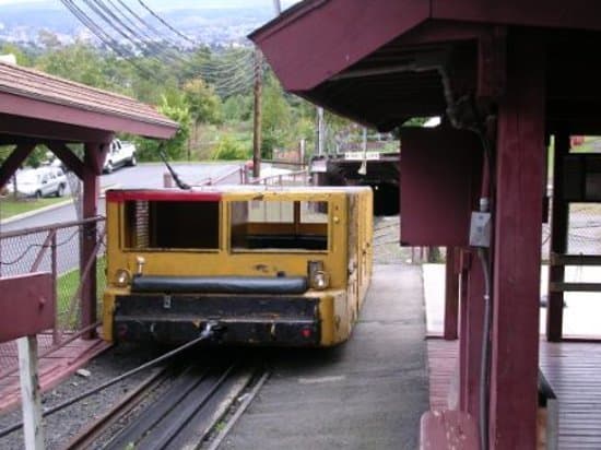 Cable car for getting down in the mine